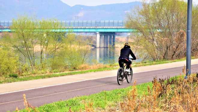 봄과 함께 달리는 금호강 자전거 탄 풍경
